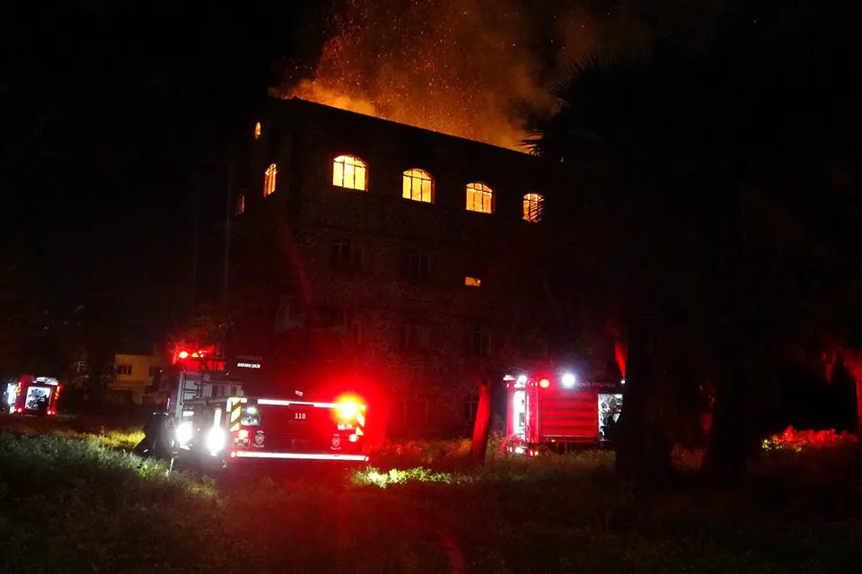 İzmir'in Konak il&ccedil;esinde, 4 katlı tarihi binada yangın &ccedil;ıktı. Yangın,