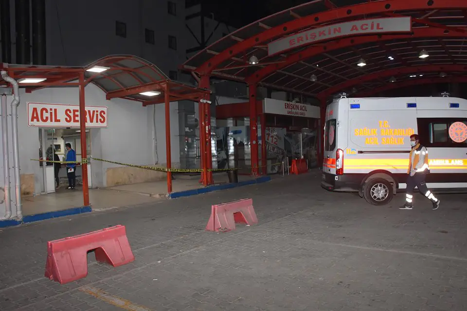 İzmir'in Konak il&ccedil;esinde tartıştığı kişiyi ekmek bı&ccedil;ağı ile boynundan yaralayan