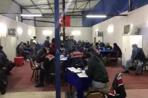 İzmir'in Bayındır il&ccedil;esinde, tavuk &ccedil;iftliğinde oynadıkları tespit edilen 46 kişiye,