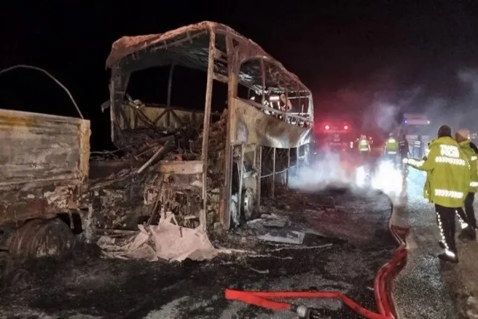 Mersin Tarsus'ta&nbsp;otob&uuml;s, seyir halindeki TIR'a arkadan &ccedil;arptı. Kazada ilk belirlemelere