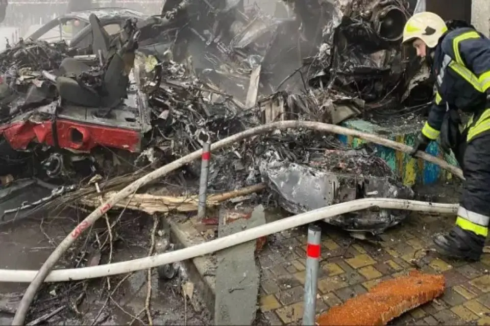 Ukrayna'nın Brovary kentinde bir bakımevinin yakınına heliopter d&uuml;şt&uuml;ğ&uuml; duyuruldu. Olayda