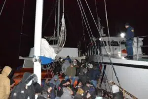 İzmir'in Seferihisar il&ccedil;esinde, yasa dışı yollarla yurt dışına &ccedil;ıkmaya &ccedil;alışan