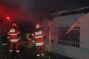 İzmir'in Karabağlar il&ccedil;esinde, elektrik kontağı nedeniyle &ccedil;ıkan yangında 2 ev