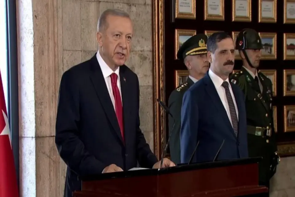 Kritik YAŞ toplantısı &ouml;ncesi, YAŞ &uuml;yeleri Anıtkabir ziyaretinde bulundu. Cumhurbaşkanı