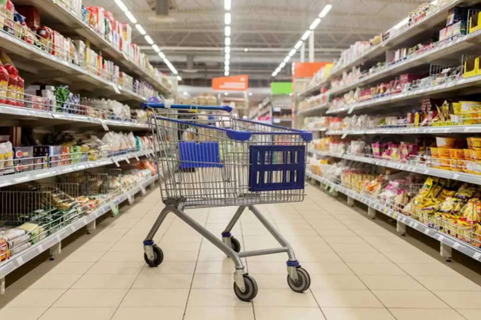 K&uuml;&ccedil;&uuml;k ve orta &ouml;l&ccedil;ekli esnafın rekabette zorlandığı zincir marketlere ilişkin