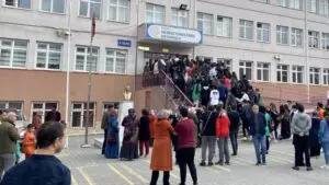 Öğrencilerin liseye geçiş sürecinde heyecanla beklediği LGS sınavı bugün gerçekleştiriliyor.