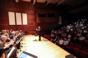 Bayraklı Belediyesi Mandolin Orkestrası, Yaza Merhaba Konseri ile kulakların pasını sildi.