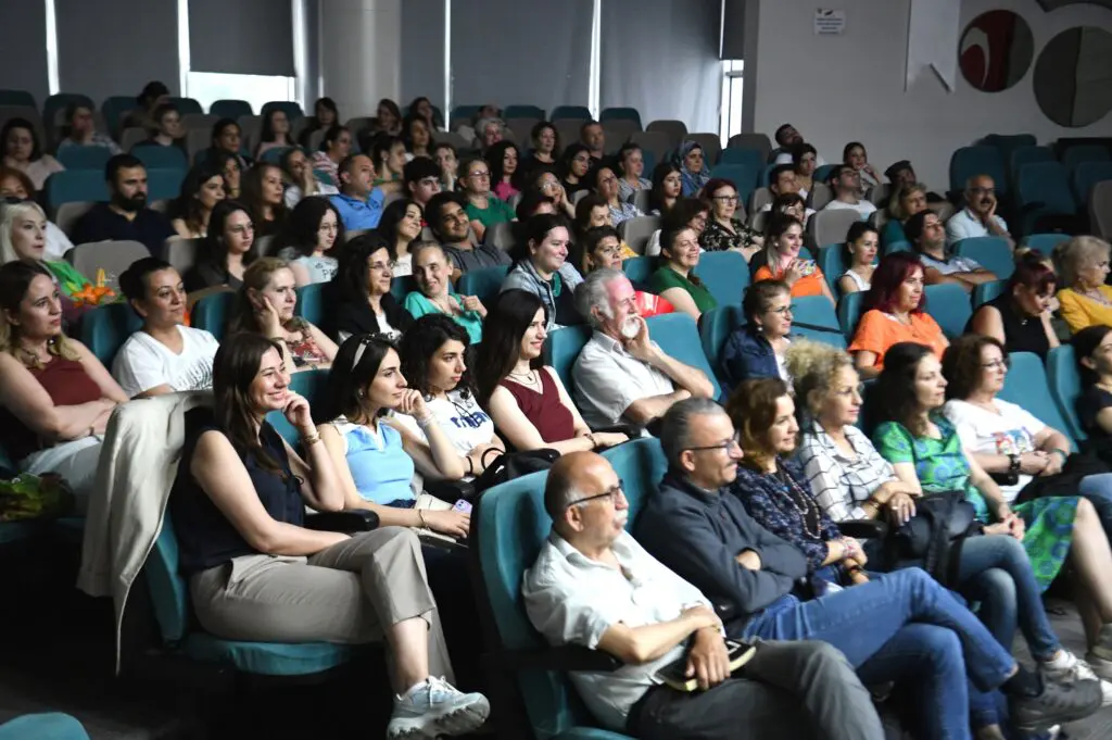 Büyük beğeni topladı... Bornova’da sahne kadınların 4 Büyük beğeni topladı... Bornova’da sahne kadınların