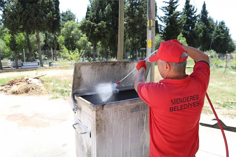 İlçe genelinde temizlik çalışmalarıyla dikkat çeken Menderes Belediyesi, çöp konteynerlerinin