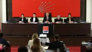 Bu kritik toplantı, seçimlerin ardından yapılan ve yaklaşık beş saat