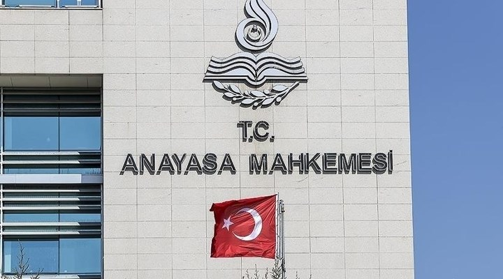 Anayasa Mahkemesi, gazetecilere kıdem tazminatı ödenmesi için “meslekte en az