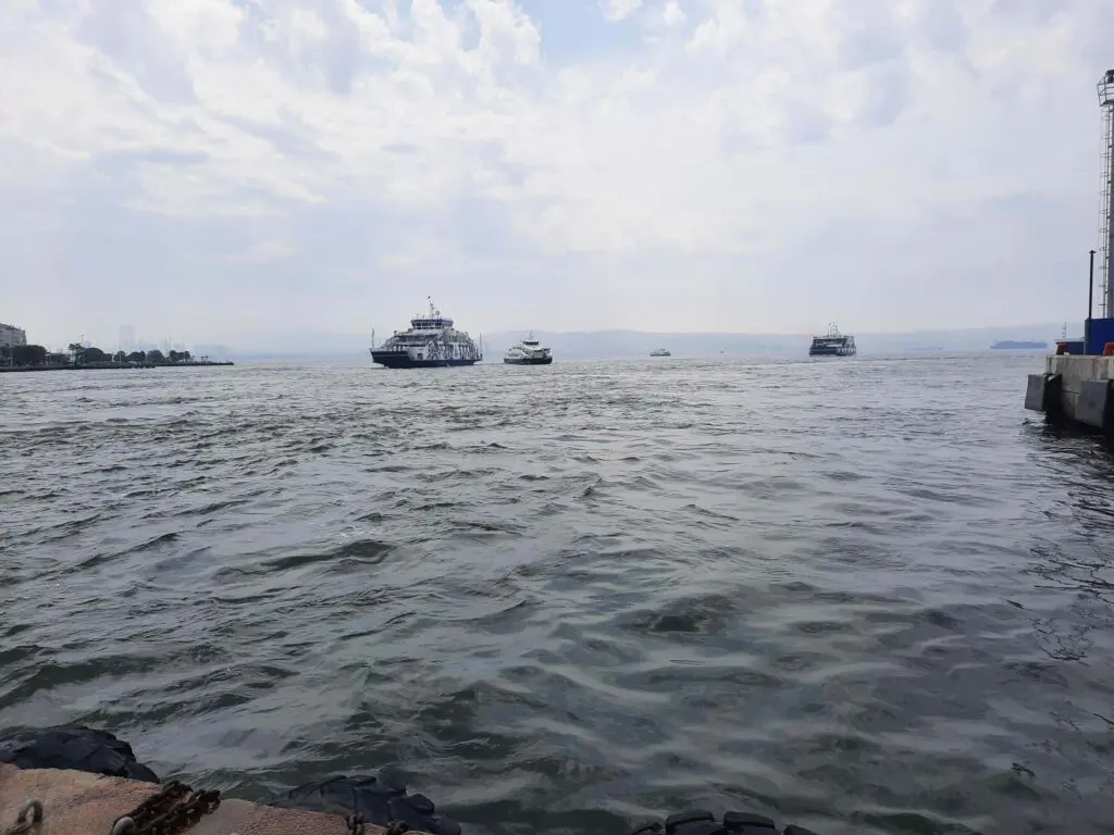 İzmir'de, arabalı vapur karaya oturdu