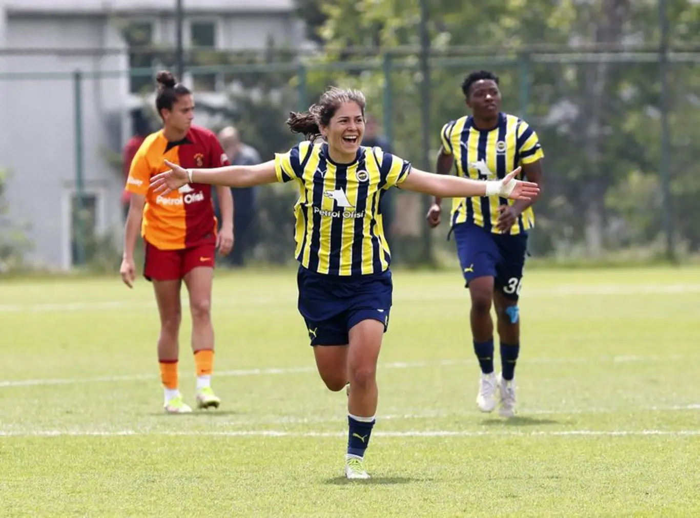Türkiye Kadın Futbol Süper Ligi’nde heyecan doruğa çıktı. Fomget ve