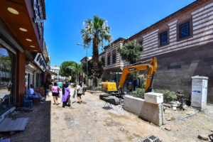İzmir Büyükşehir Belediyesi iştiraki İZBETON A.Ş, tarihi Kemeraltı Çarşısı'nda altyapı