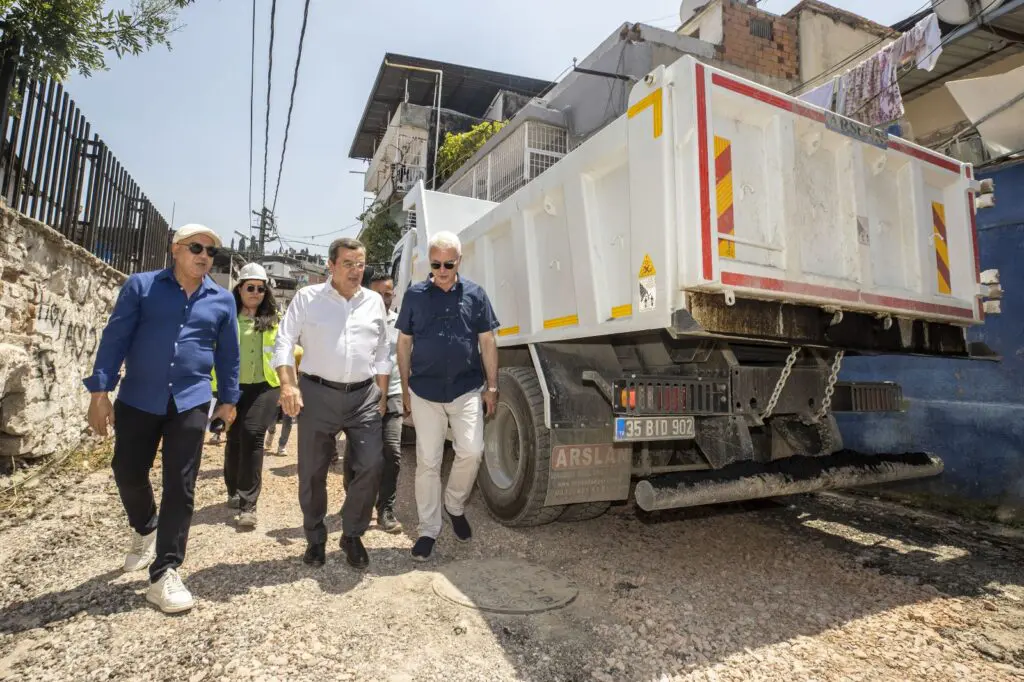 Konak yollarında devam eden asfalt çalışmalarına Başkan Batur ziyareti