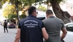 İzmir’in Konak ilçesinde, polis tarafından Basmane semtine düzenlenen operasyonda 170