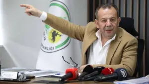  Bolu Belediye Başkanı Tanju Özcan, CHP’den ihraç edildi. Karar sonrası sosyal medyadan