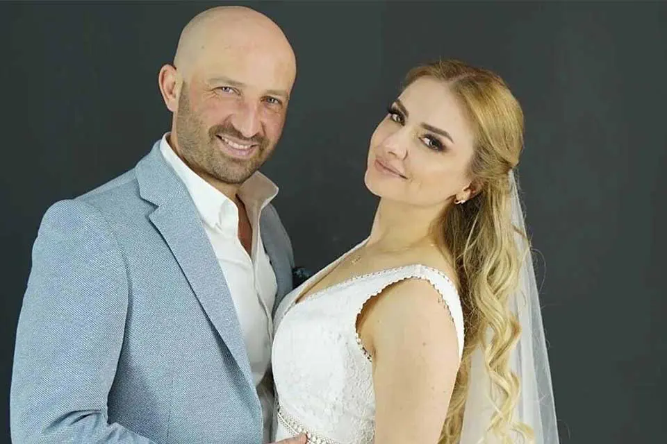 Uşak'ta 7 ay önce evlendiği eşi Emrah Aka'yı (42) bıçaklayarak