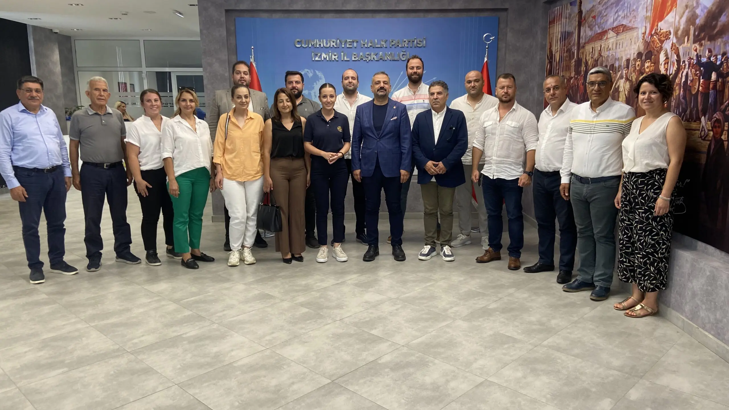 Kongrelerini tamamlayan ilçelerin ilçe başkan ve yönetimleri CHP İzmir İl