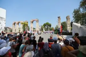 Saygı duruşu ve İstiklal Marşı ile başlayan törende Çağdaş Yaşamı