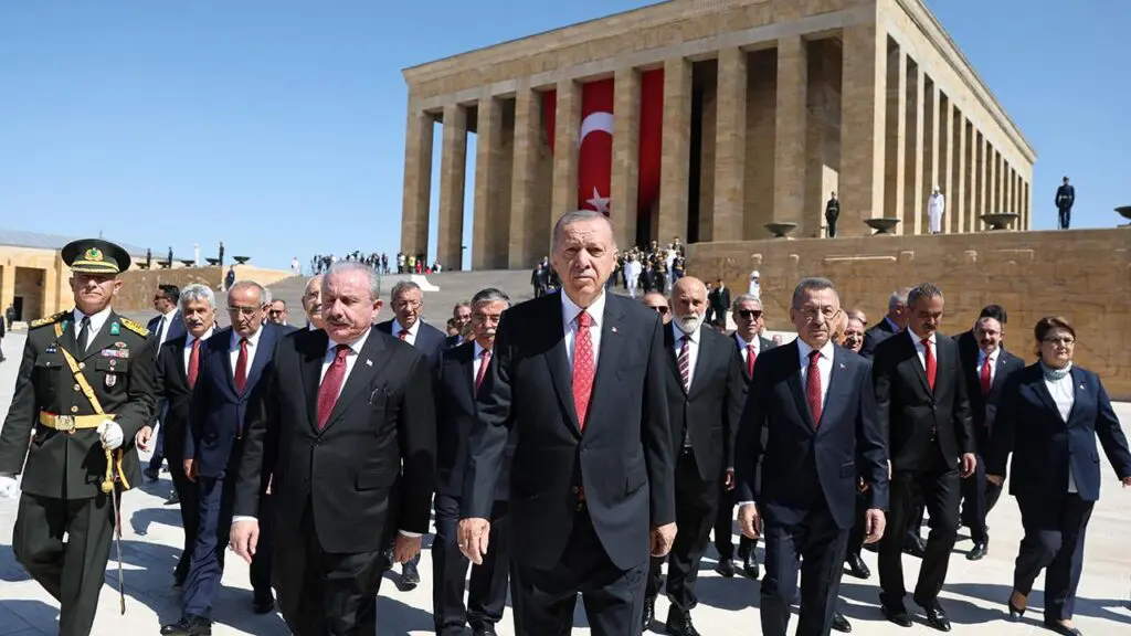 Cumhurbaşkanı Erdoğan Anıtkabir'i ziyaret etti; 'Ruhun şad olsun'