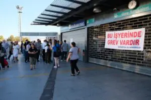 İzmir'de metro ve tramvayı etkileyen grev, ikinci gününde devam ediyor.