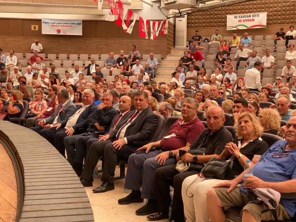 CHP Karşıyaka'nın yeni başkanı Levent Güçlü oldu...Kongreye çizikler damga vurdu... Seçim sonuçlarına şok itiraz! 2 chp karşıyaka kongresi