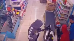 Bornova ilçesinde, geçen&nbsp;cumartesi günü bir zincir markete giren kar maskeli