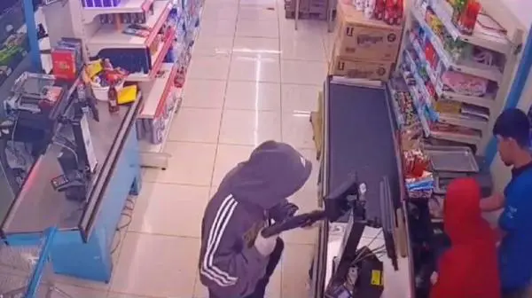 Bornova ilçesinde, geçen&nbsp;cumartesi günü bir zincir markete giren kar maskeli