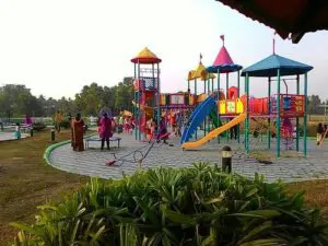 Bayraklı’ya modern ve donanımlı yeni parklar ve yeşil alanlar kazandırmaya