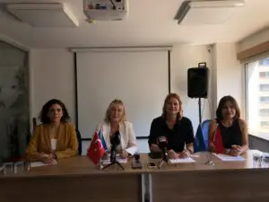 DEMOKRAT GÜNDEM-DEVA Partisi İzmir İl Başkanlığı’na atanan Serap Karaosmanoğlu, beraberinde