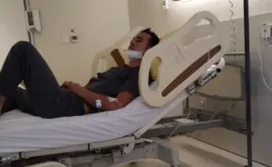 Sivas'ta veteriner hekim Alperen Topçu'nun akrabaları tarafından çenesinin kırıldığı iddia
