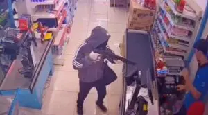 Bornova ilçesinde dün bir zincir markete giren kar maskeli ve