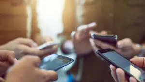 Gözler AK Parti’nin gençlere seçim vaadi olarak dile getirilen ilk telefon-tablet ve bilgisayar