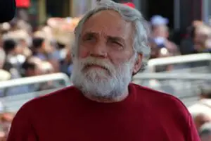 Eşber Yağmurdereli ağabeyimiz, İzmir'de geçirdiği beyin kanaması sonucu maalesef yoğun