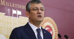 CHP Grup Başkanı Özgür Özel, Kemal Kılıçdaroğlu'nun karşısında CHP genel başkanlığına