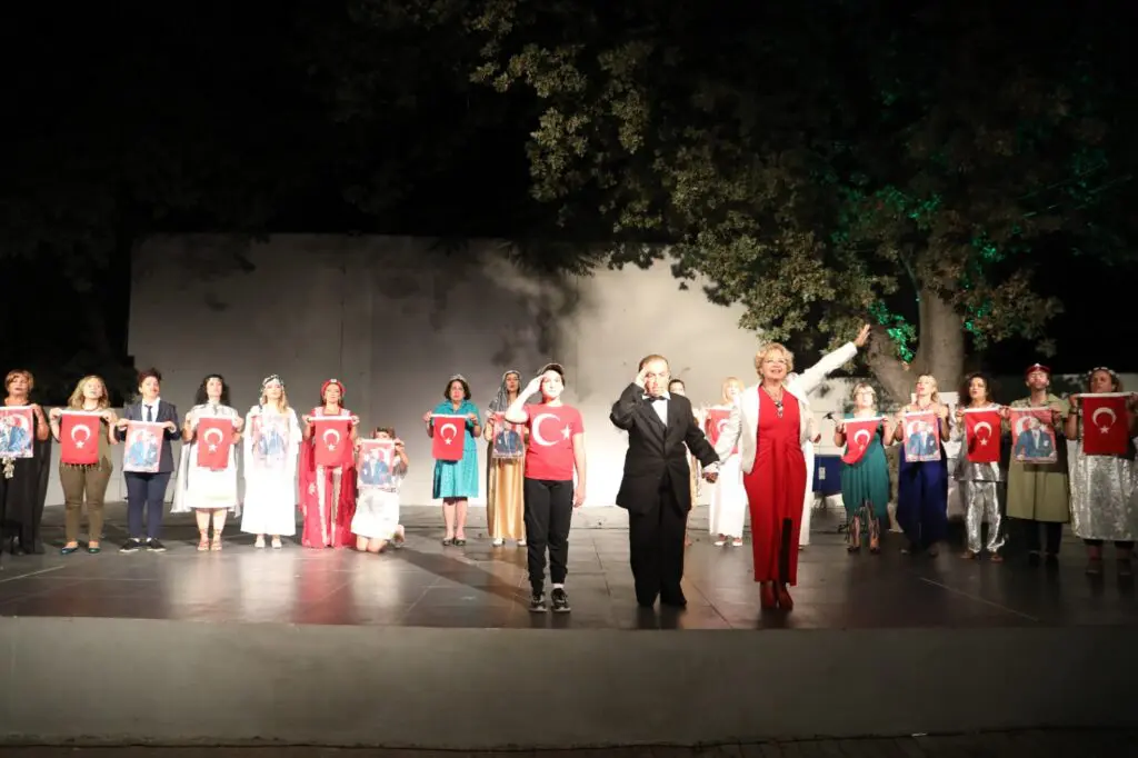Narlıdere'nin güçlü kadınları Burhaniye'de sahneye çıktı