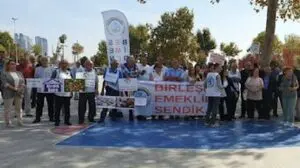 İstanbul Kartal’daki Sahil Atatürk heykeli önünde toplanan Birleşik Emekliler Sendikası