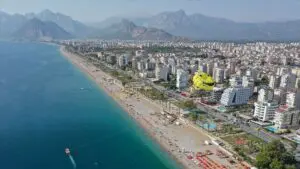 Savaş nedeniyle Antalya'ya Rusya ve Ukrayna'dan yabancı akını olurken, bir