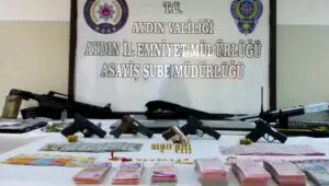 Aydın'ın Kuşadası ilçesinde polisin düzenlediği fuhuş operasyonunda 28 kişi gözaltına