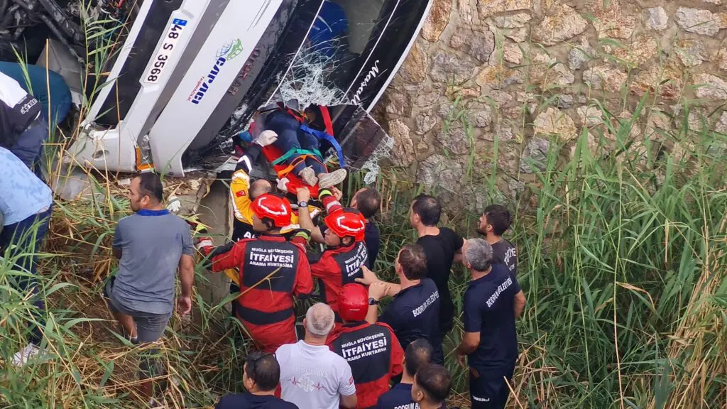 Bodrum'da kaza: Midibüs dereye uçtu, 23 işçi yaralı 4 bodrum