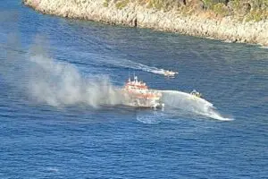 Muğla'nın Fethiye ilçesinde, 6 metrelik botta çıkan yangın, Sahil Güvenlik