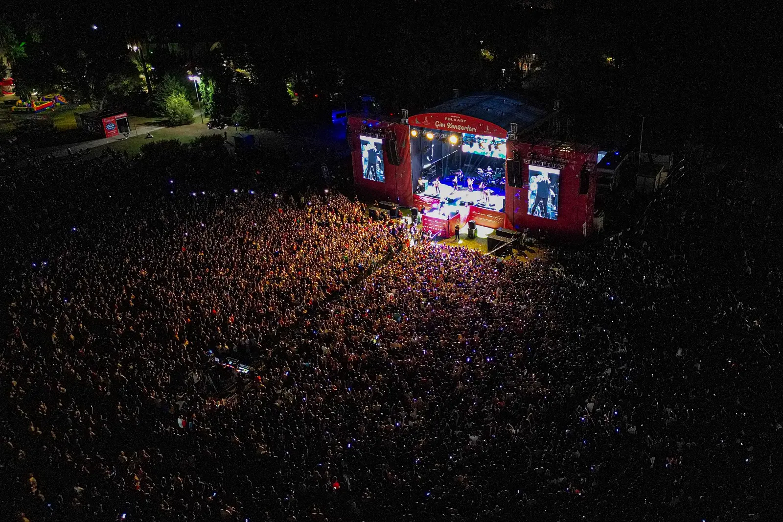 92. İzmir Enternasyonal Fuarı Çim Konserlerinin son gecesinde Haluk Levent