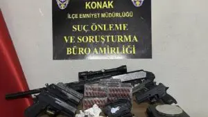 Adreste yapılan aramada, çok sayıda silah ve uyuşturucu madde ele