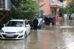 Uşak'ta şiddetli sağanak nedeniyle cadde ve sokaklar suyla doldu; çok