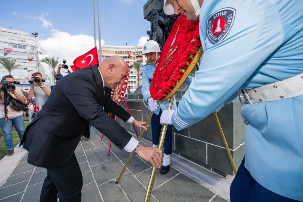 İzmir'de Cumhuriyet’in 100. yılında Ata’ya çelenk bırakıldı