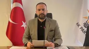 AK Parti İzmir İl Başkanlığı’nda düzenlenen toplantıda, basın açıklamasını okuyan