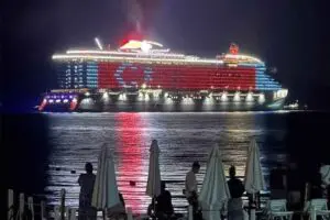 Bahamalar bandıralı 277 metre uzunluğundaki 2 bin 63 yolcu ve 1131 personeli