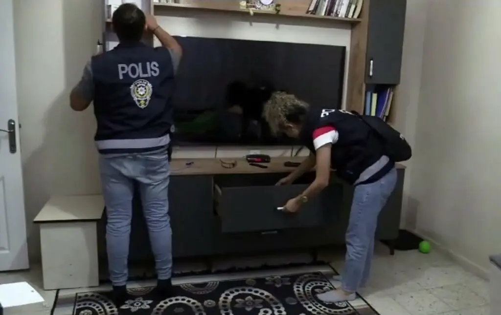 İzmir merkezli 9 ilde dolandırıcılara operasyon: 9 tutuklama 4 dolandırıcılık