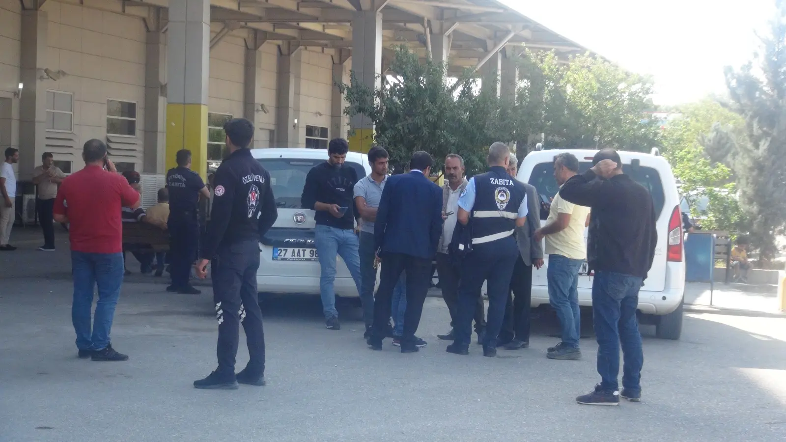 Şanlıurfa’da, Cumhuriyet’in 100’üncü yıl dönümü nedeniyle esnafa bayrak dağıtımı sırasında